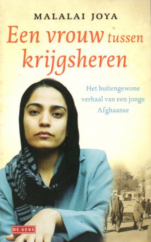 Een vrouw tussen krijgsheren - Het buitengewone verhaal van een jonge Afghaanse -