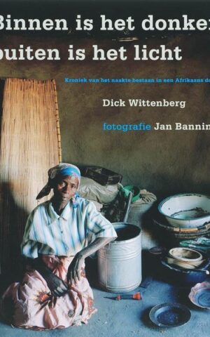 Binnen is het donker, buiten is het licht - Kroniek van het naakte bestaan in een Afrikaans dorp -